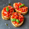 Bruschette con pomodorini freschi su pane croccante