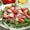 Tagliere con bresaola con rucola e scaglie di grana
