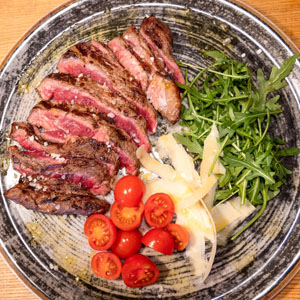 Tagliata di manzo con rucola e grana