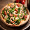 Pomodoro, fior di latte, gamberetti, mais, rucola