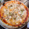Pomodoro, fior di latte, tonno e cipolla
