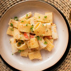 Paccheri di gragnano con ricciola pomodorini e basilico