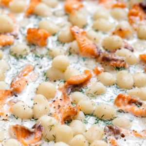 Gnocchi di patate al nero di seppia con salmone e panna