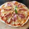 Pomodoro, fior di latte, speck, brie