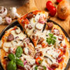 Pomodoro, fior di latte, salsiccia, funghi champignon