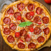 Pomodoro, fior di latte, salame piccante, pancetta, pomodorini, origano